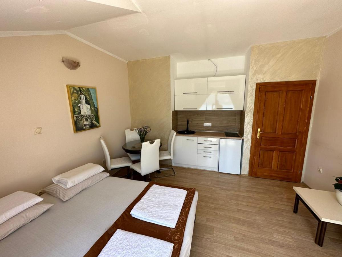 Apartments Sun House Херцег-Нови Экстерьер фото